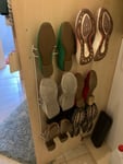 Viele Schuhe auf kleinstem Raum untergebracht. Werde noch ein 2. Regal darüber anbringen 