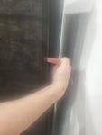 Spodní část postele nahrazuje pouze plachta na suchý zip. A ta je ještě malá a nejde proto zakrýt celé dno postele. Chybí nejméně 4 cm na délku. Tudíž do úložného prostoru se práší, plachta nedosahuje na druhý konec postele a když dno se propadá 