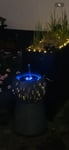 Lange gesucht und endlich gefunden . Habe eine  Solar Lichterkette  reingelegt und in den Topf einen Springbrunnen. 