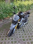 Cooles Moped sieht nach mehr aus wie 50ccm