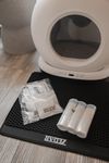 Moderne Katzentoilette mit viel Zubehör