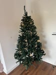Wunderschöner Weihnachtsbaum für leuchtende Kinderaugen. 