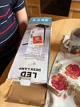 Lampe war in einem falschen Karton verpackt. Karton war von außen beschädigt.