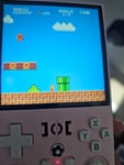 Handheldkonsole rosa mit Retro Spielen. 