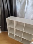 Schlichtes Regal mit viel Stauraum