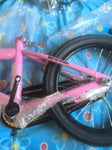 Bicicletta ammaccata.pessimi!!!Il prodotto è arrivato ammaccato con i freni da montare e la catena secca non ingrassata,e neanche un po di grasso a parte per poterla ingrassare, la politica del reso imbarazzante, con le spedizioni a carico mio.. scandalos