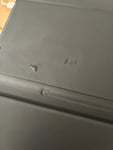 Die Rückseite ist an mehreren Stellen beschädigt.  Wird die Tastatur ausgetauscht oder bieten Sie mir einen Nachlass?