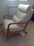 poltrona in legno con cuscini color sabbia