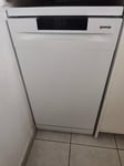 Es gibt einen Brillenhalter, sehr praktisch.
