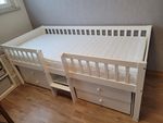 Schönes Bett mit viel Stauraum