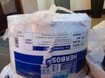 Die Farbeimer wurden total zerstört in der von außen noch recht gut aussehenden Verpackung geliefert. Der eine Farbeimer hat von unten einen Riss, der war vermutlich schon vor der Sendung mit DHL vorhanden, denn man hatte schon versucht, den zu zukleben.
