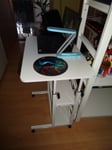 Schön, günstig, praktisch, Laptop-Beistelltisch!