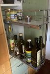 Flaschenauszug im Schrank