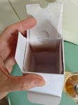 Das Parfüm kam unvollständig mit braunen Absätzen an, es wirkt sehr alt.
