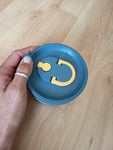 Sehr klein und mit Gummiverschluss im Deckel 