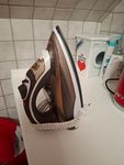 Bügelt gut. Damfstoß gut. Allerdings tropft es auch gelegentlich.