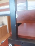 Die Konstruktion ist leider sehr instabil. Das Bett wackelt schon bei kleinen Bewegungen, die Farbe platzt ab und darunter bildet sich Rost.