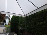 Ohne Tischdeckenbeschwerer bilden sich Wassersäcke.