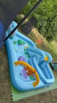 Sehr sehr schon und super wundabar Einfach das perfekte und großartige Geschenk!!! Die Kinder lieben es absolut, und das Tolle daran ist der automatische Wassersprühstrahl, der sich dreht und hoch in die Luft spritzt.