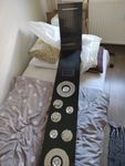 Produkt má, masážne trysky, tropický dážď, vodopád, ručnú sprchu, malú sprchu aj s ventilom na prepínanie. LED osvetlenie a LED displej s údajmi o teplote vody a čase použitia 