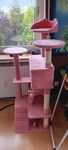 Der Katzenbaum  ist wirklich toll 