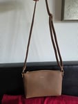 Zwei Taschen, eine kleine zum Spazierengehen, die andere größere für Bücher, Laptop oder Einkäufe. Sehr praktisch und schön