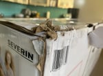 Wenn ich gewusst hätte, dass die Lieferung über Italien geht, hätte ich versicht, den Artikel direkt in einem Geschäft vor Ort zu bekommen. Der Karton war sehr beschädigt; das Gerät nicht.