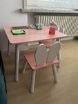 Kleiner Tisch mit zwei stühlen