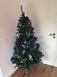 Wunderschöner Weihnachtsbaum für leuchtende Kinderaugen. 