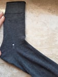 Reklamation, eine Naht bzw. Loch schon nach dem Tag tragen. Normal Schuhe im Büro und kein Sport. 