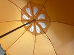 Insgesamt prima. Der dazu passende Schirmständer (richtige Größe) hält frn Schirmst fest, allerdings dreht sich der Schirm bei Wind. 