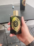Der Duft ist anhaltend und sehr ungewöhnlich, definitiv nicht für jedermann. Ich empfehle, ihn vor dem Kauf auszuprobieren.