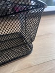 som maximálne nespokojná, košík prišiel zdeformovaný a polámaný