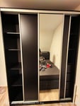Ich bin sehr enttäuscht, dass ich diesen Kleiderschrank gekauft habe.