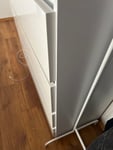 Die Kommode könnte sehr gut aussehen, wenn die Markierungen für den Aufbau korrekt wären