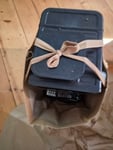 Sehr schlecht eingepackt mit irgendwelchen Papier, schmutzige Kaffeemaschine 