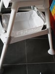 Se seguite le istruzioni di montaggio, vi renderete conto che hanno dimenticato di posizionare le barre laterali in plastica. Attenzione alle dita, perché si bloccano in sede dovendole forzare abbastanza. 