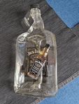 Geschmolzene Flasche trifft kleine Flasche