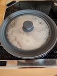 Der Topf/- Pfannendeckel ist jetzt nicht verstellbar, wie beschrieben, passt jedoch für einige Abstufungen auf das Kochgeschirr. Ich finde das überaus praktisch. Würde den Deckel nicht in der Spülmaschine einräumen, da der Gummi porös werden könnte.