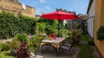 Sehr schöner Schirm , tolle Farbe, die unserem Garten ein mediterranes Flair verleiht. Ich hatte die gänzlich unbevründete Sorge, dass 2,80 zu groß ist, aber auch der 3 m große Schirm hätte gepasst. 