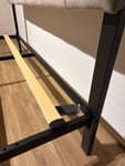 Das Bett ist von schlechter Qualität.