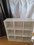 Schlichtes Regal mit viel Stauraum