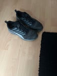 Die Schuhe passen sehr gut ,nur der linke Feststeller den Schnürsenkeln funktioniert nicht.