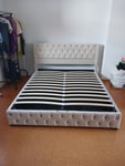 Schönes Bett mit viel Stauraum