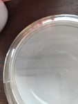 Eine sehr schöne Schüssel. Leider hat der Deckel einen kleinen Riss am Rand