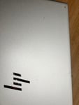 Hallo, das Laptop, das ich erhalten habe, funktioniert bisher einwandfrei und hat keine technischen Mängel. Allerdings weist es sehr viele Kratzer und Gebrauchsspuren auf. Davon war zuvor leider keine Rede