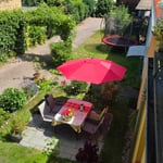 Sehr schöner Schirm , tolle Farbe, die unserem Garten ein mediterranes Flair verleiht. Ich hatte die gänzlich unbevründete Sorge, dass 2,80 zu groß ist, aber auch der 3 m große Schirm hätte gepasst. 
