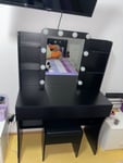 Schminktisch mit LED-Beleuchtung und Spiegel