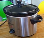 Ein Slow-Cooker mit ovalem Keramiktopf ...