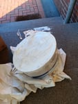 Die Farbeimer wurden total zerstört in der von außen noch recht gut aussehenden Verpackung geliefert. Der eine Farbeimer hat von unten einen Riss, der war vermutlich schon vor der Sendung mit DHL vorhanden, denn man hatte schon versucht, den zu zukleben.